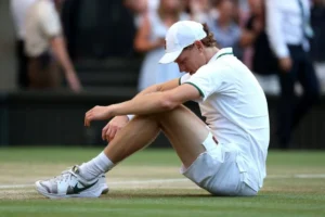 Sinner: “La mia stagione finisce qui”. Salta le Atp Finals, continua i trattamenti al ginocchio destro. E perderà il numero 1